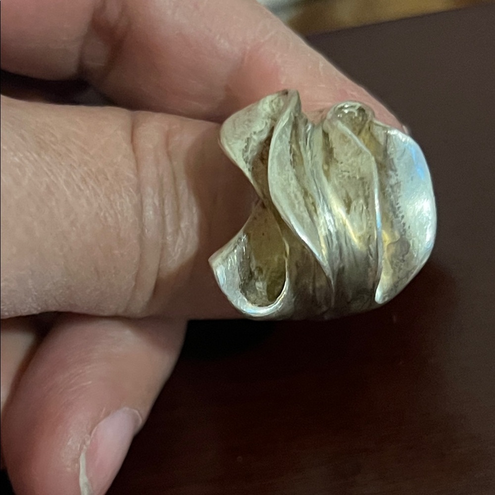 Elegant Silver and Gold Women's Ring - Picture 3 of 4